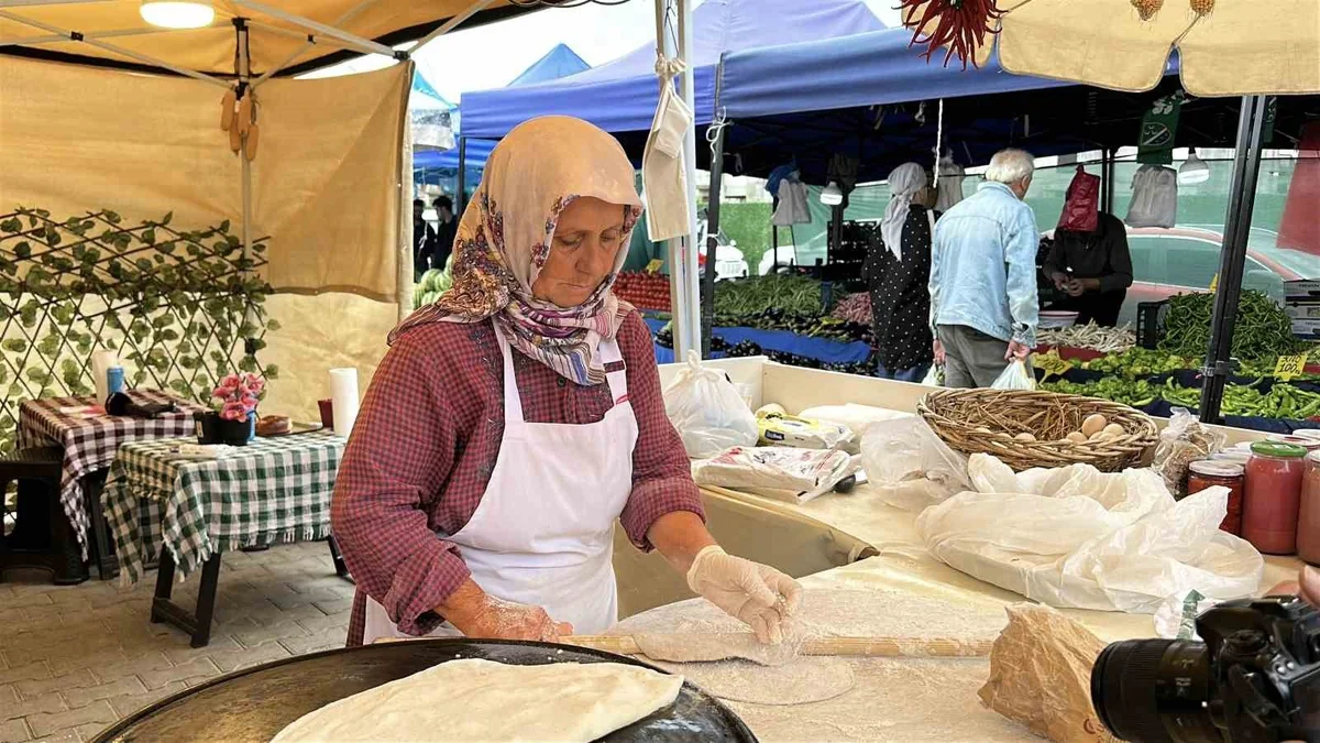 Sakarya'da 54 yaşındaki Muazzez Akdoğdu, yüzde 50 engeline rağmen gözleme satıyor