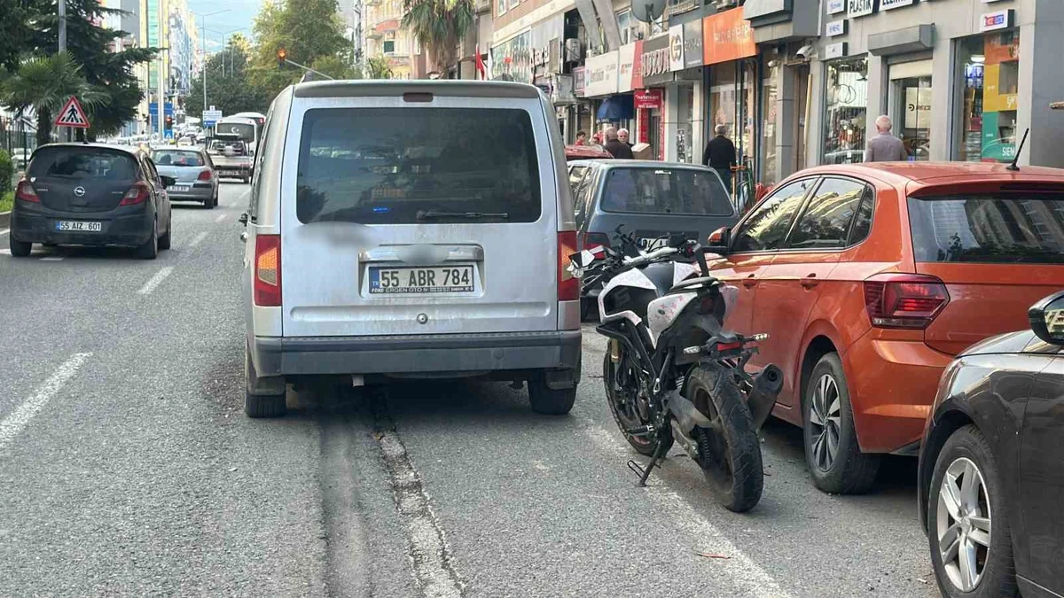 Samsun İlkadım'da motosiklet hafif ticari araçla çarpıştı, 2 kişi yaralandı