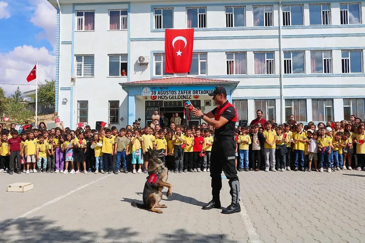 Siirt Baykan'da jandarma, 600 öğrenciye trafik ve siber güvenlik eğitimi verdi