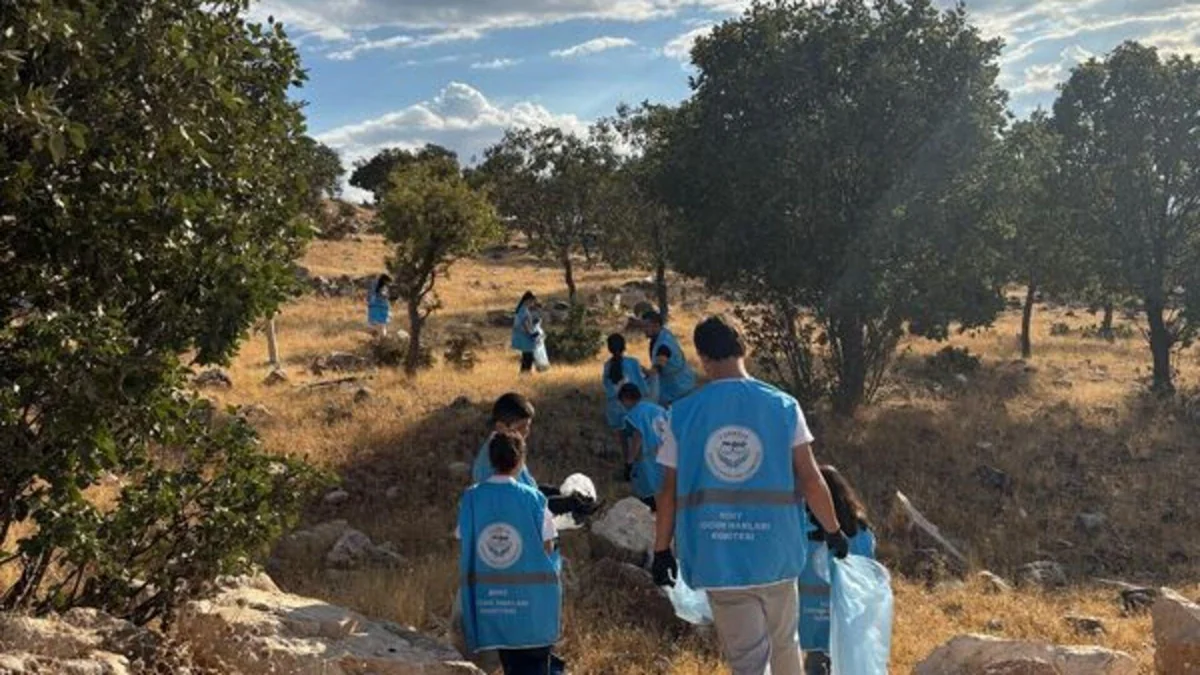 Siirt'te öğrenciler tabiat parkında çevre temizliği yaptı