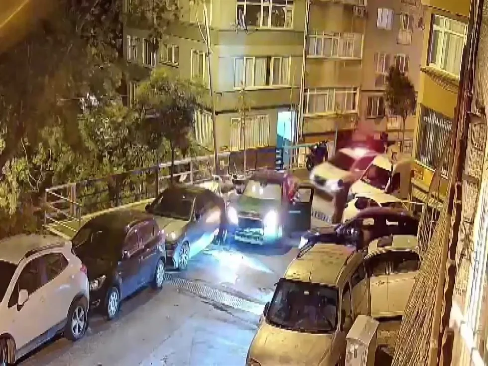 Şişli’de alkollü sürücü dehşeti! Polisin “dur” ihtarına uymadı, araçlara çarptı - 1