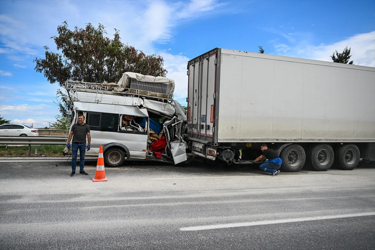 Tarsus'ta tarım işçilerini taşıyan minibüsün karıştığı kazada 11 kişi yaralandı