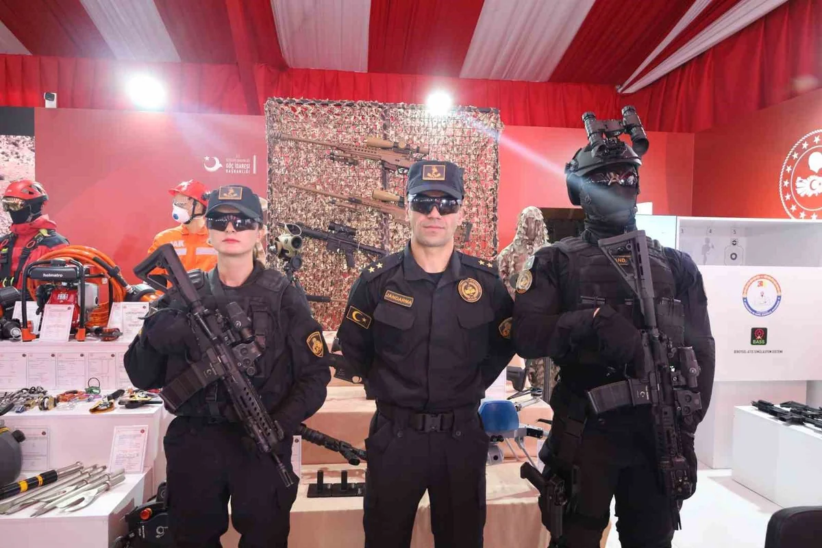 TEKNOFEST Güneydoğu'da JÖAK timleri siyah kıyafetleriyle ilgi odağı oldu