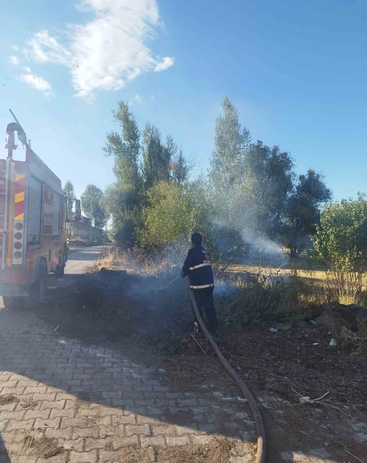 Van Gevaş'ta çıkan örtü yangını itfaiyenin yarım saatlik müdahalesiyle söndürüldü