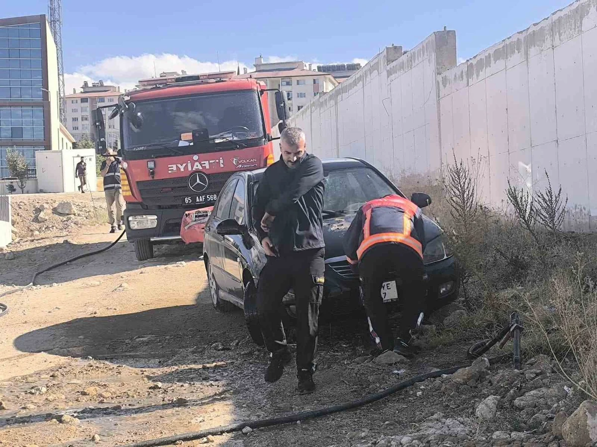 Van'ın Edremit ilçesinde park halindeki otomobilin motoru yanınca itfaiye söndürdü