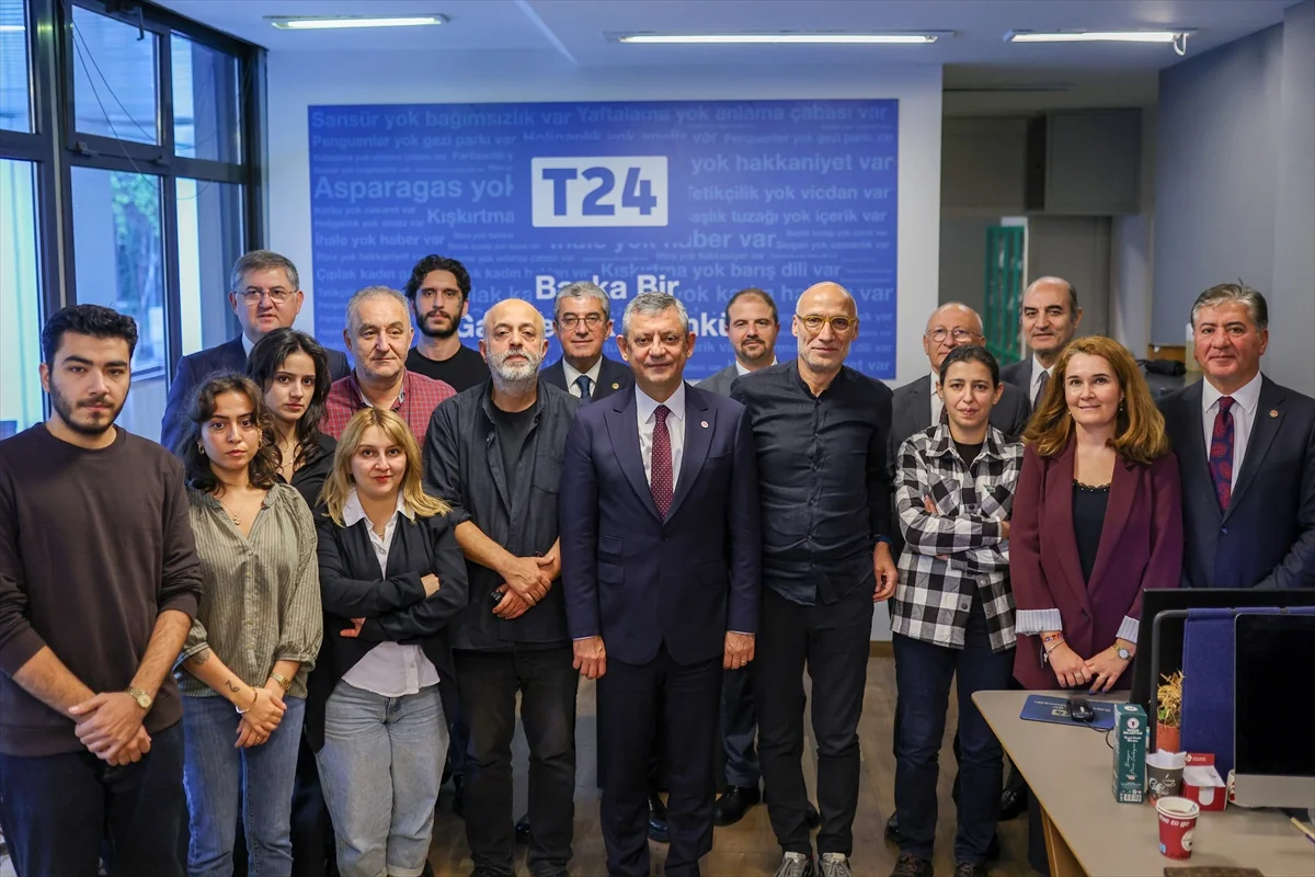 Yeni Parti Genel Başkanı Özgür Özel, T24 Ankara bürosunu Murat Emir'le ziyaret etti