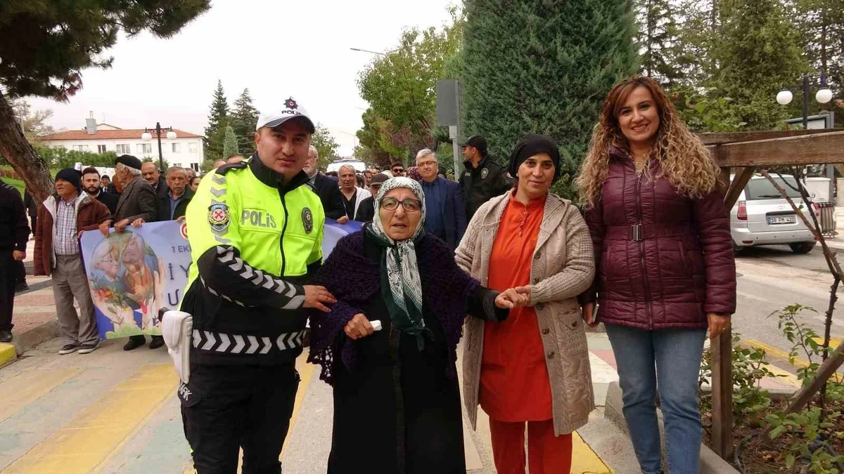 Yozgat'ta Dünya Yaşlılar Günü yürüyüşünde 25 huzurevi sakini yer aldı