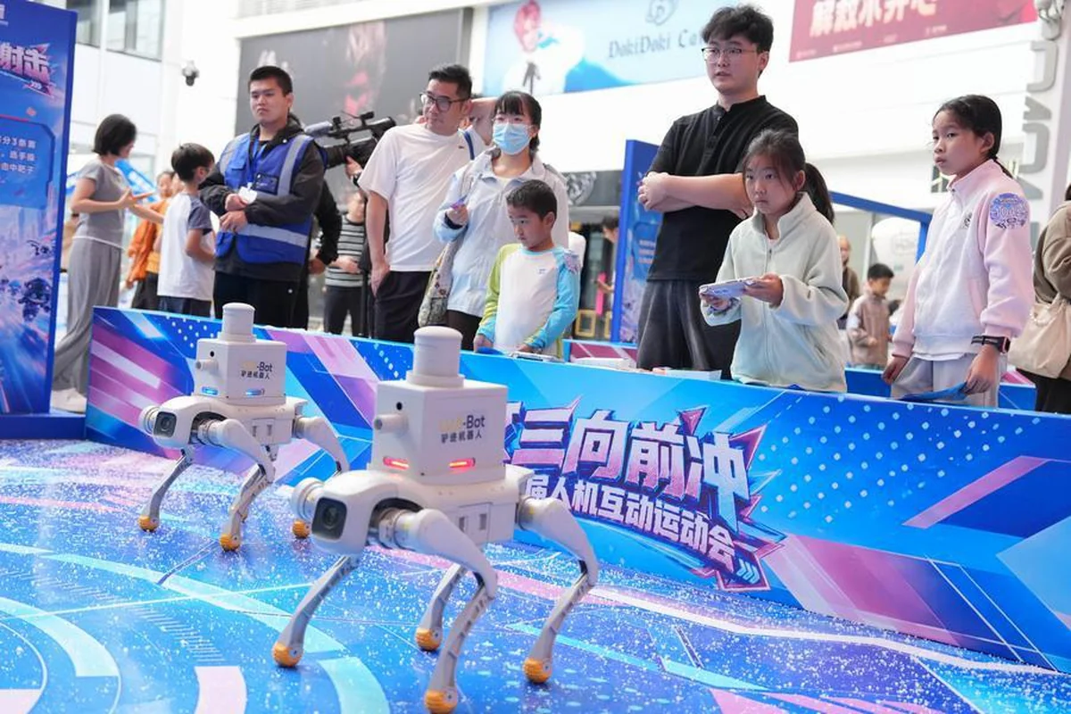 Albüm: Çin'in Hangzhou kentinde robotlar ziyaretçilerle buluştu