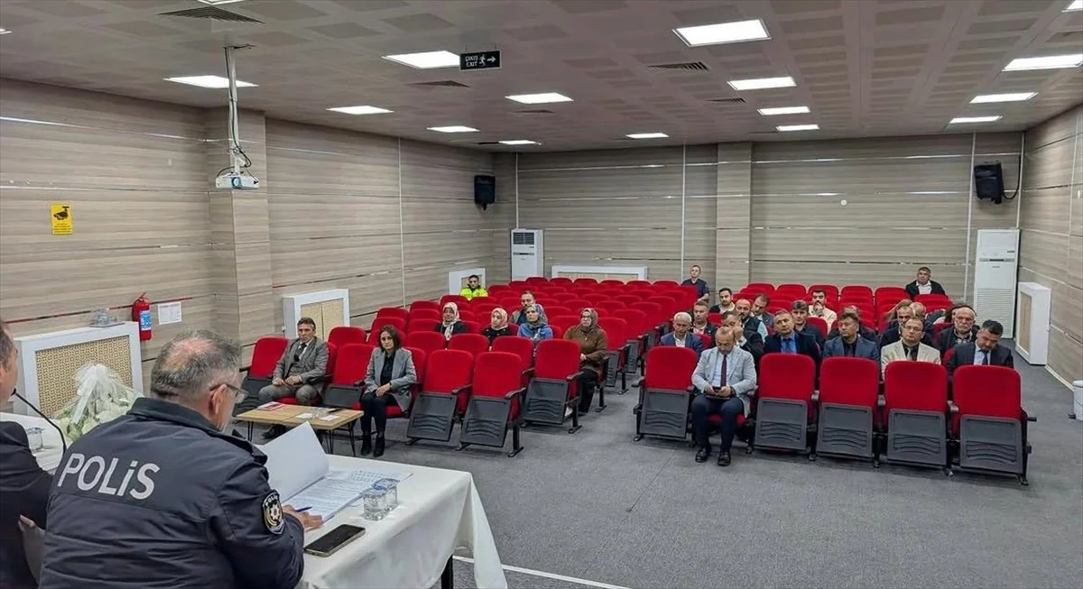 Amasya Göynücek'te Kaymakam Akman başkanlığında okul güvenliği toplantısı yapıldı