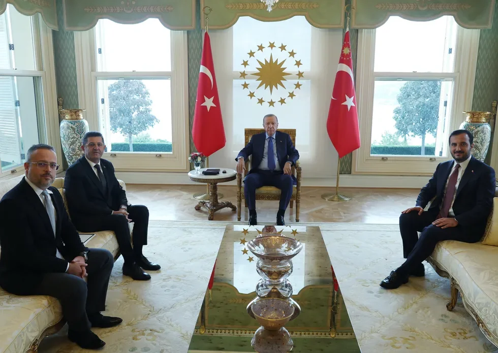 Başkan Recep Tayyip Erdoğan ile Çekmeköy Belediye Başkanı Orhan Çerkez (sol 2) (Foto: AA)