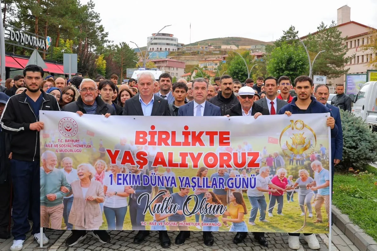 Bayburt'ta Dünya Yaşlılar Günü yürüyüşünde kuşaklar arası dayanışmaya dikkat çekildi