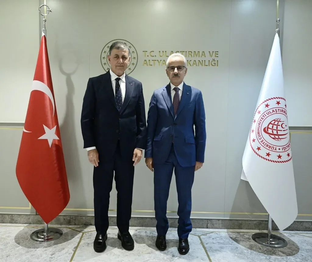 Cemil Tugay, Ulaştırma Bakanı Abdulkadir Uraloğlu ile görüştü - foto: ahaber.com.tr