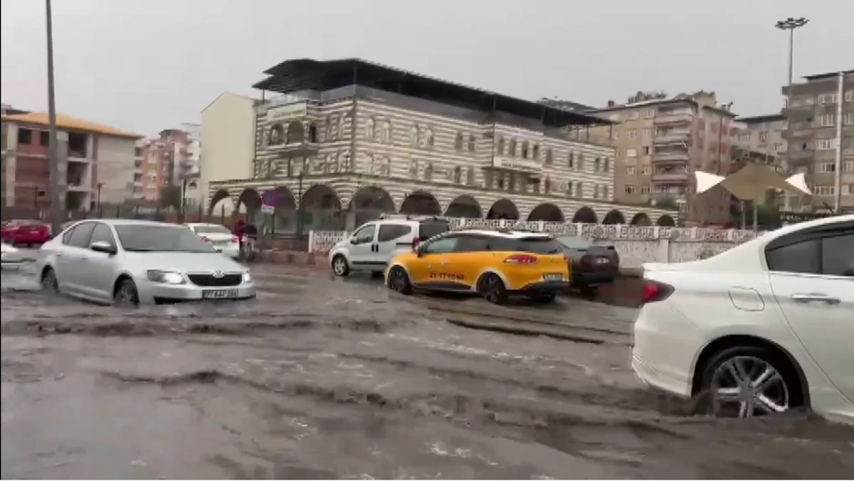 Diyarbakır'da akşam sağanağı hayatı olumsuz etkiledi, belediye onarım başlattı
