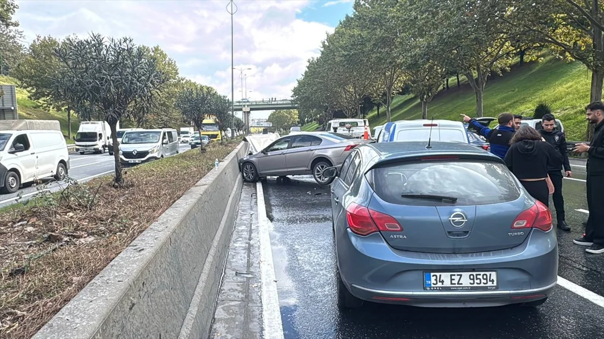 Esenler'de 3 aracın karıştığı zincirleme kazada 1 kişi yaralandı