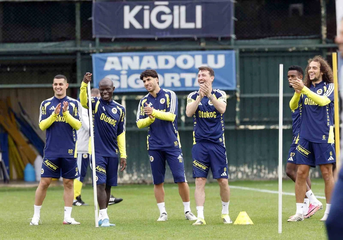 Fenerbahçe, Çaykur Rizespor maçı hazırlığını milli futbolculardan yoksun sürdürdü