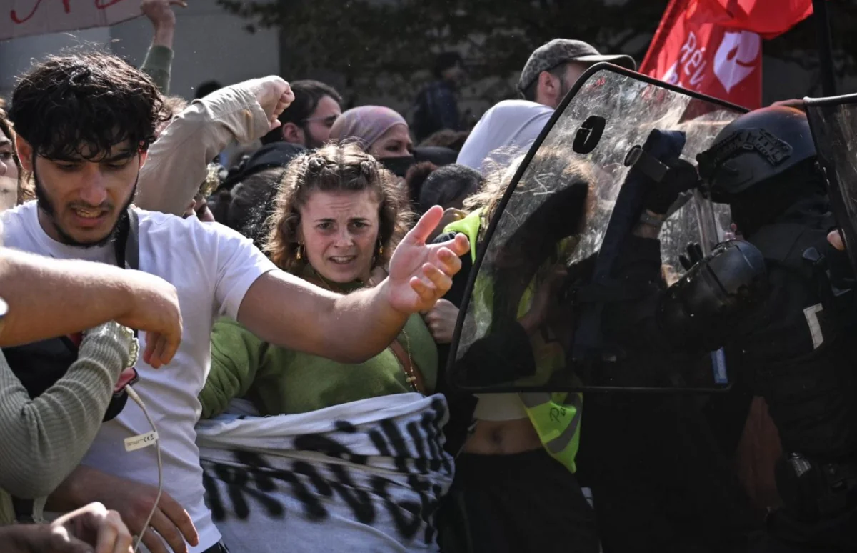 Fransa'nın başkenti Paris'te başlayan lise protestolarında 65 okul çalışanı yaralandı