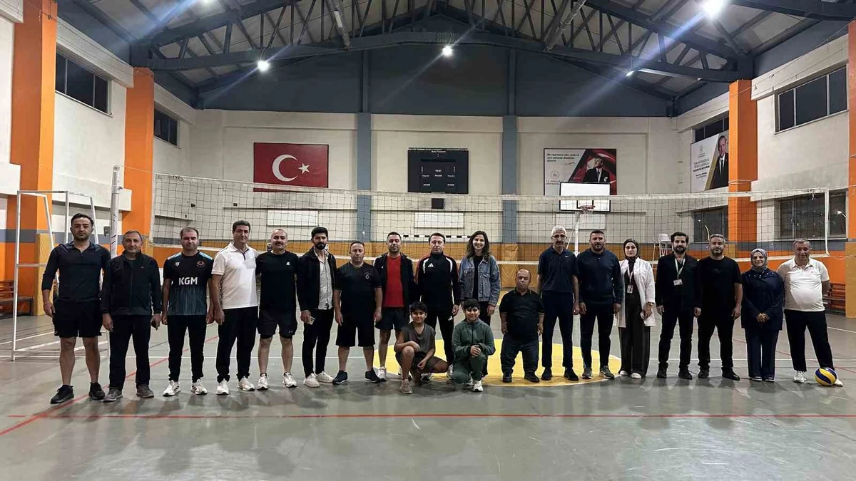 Hakkari Yüksekova'da Kaymakam Hülür, kurum müdürleriyle voleybol maçına çıktı