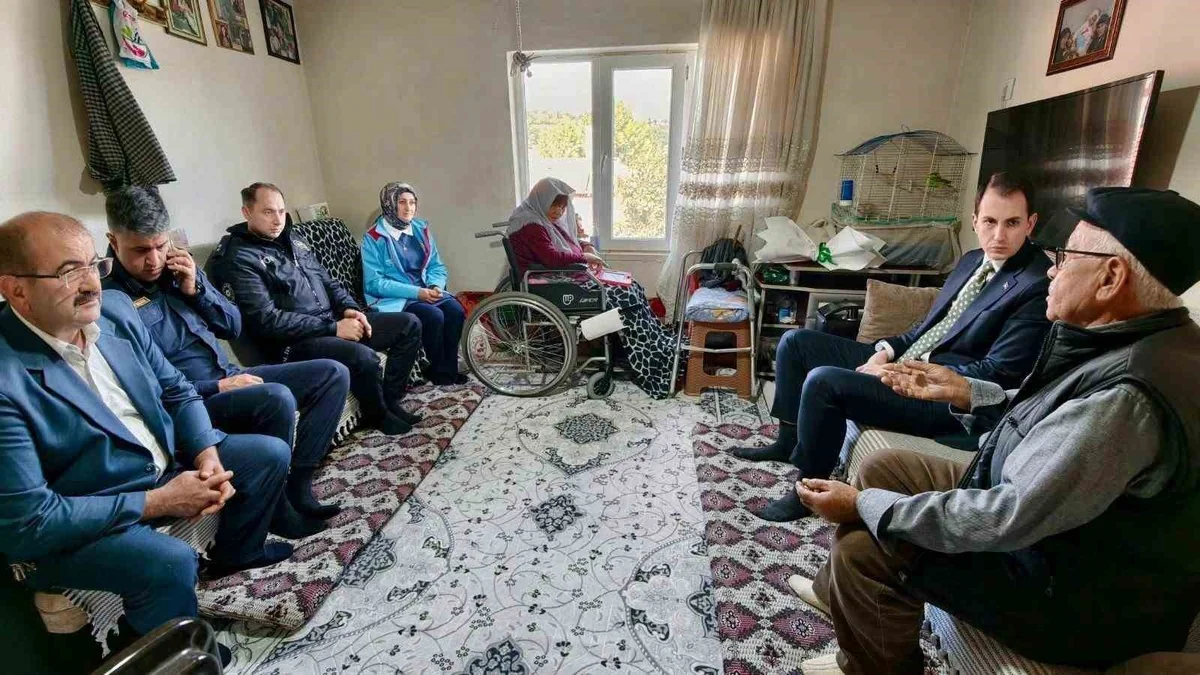 Hisarcık Kaymakamı Atam, Dünya Yaşlılar Günü'nde yaşlıları evlerinde ziyaret etti
