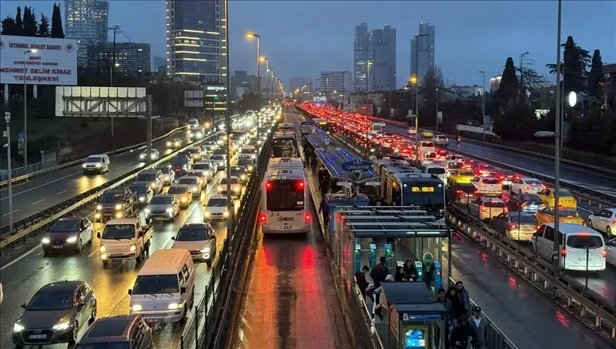 İstanbul’da trafik alarmı! Köprülerde yoğunluk arttı (Foto: AA)
