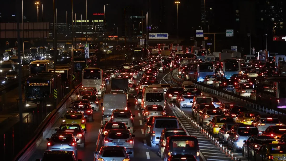 İstanbul’da trafik çilesi: Köprü ve ana arterlerde yoğunluk (Foto: AA)