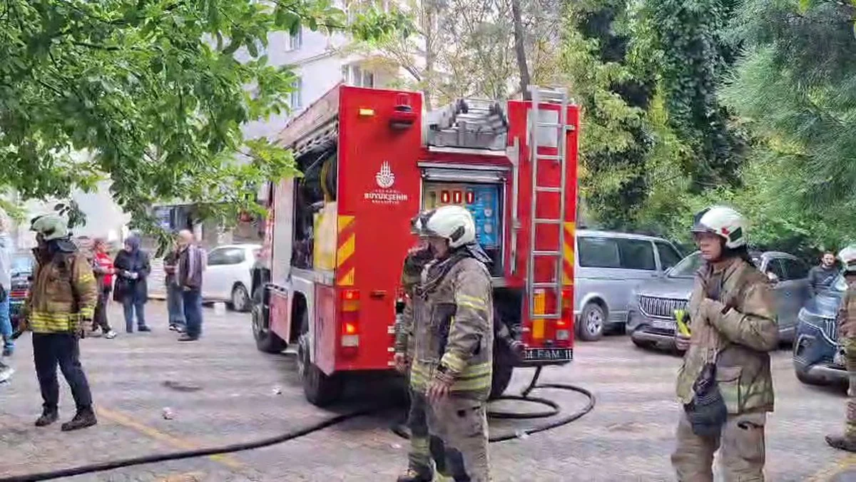 Kadıköy'de 8 katlı binadaki yangında 14 kişi tahliye edildi, 5 kişi yaralandı.