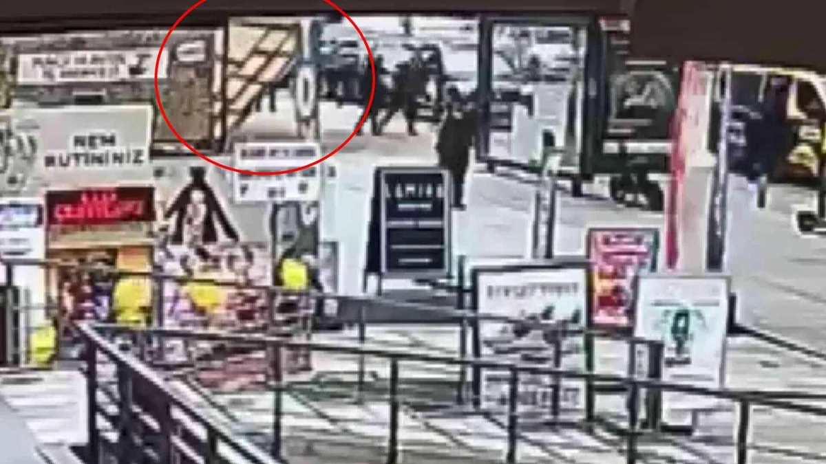 Kaza geliyorum demedi! İnşaat kaplaması ikiz kardeşlerin üzerine devrildi