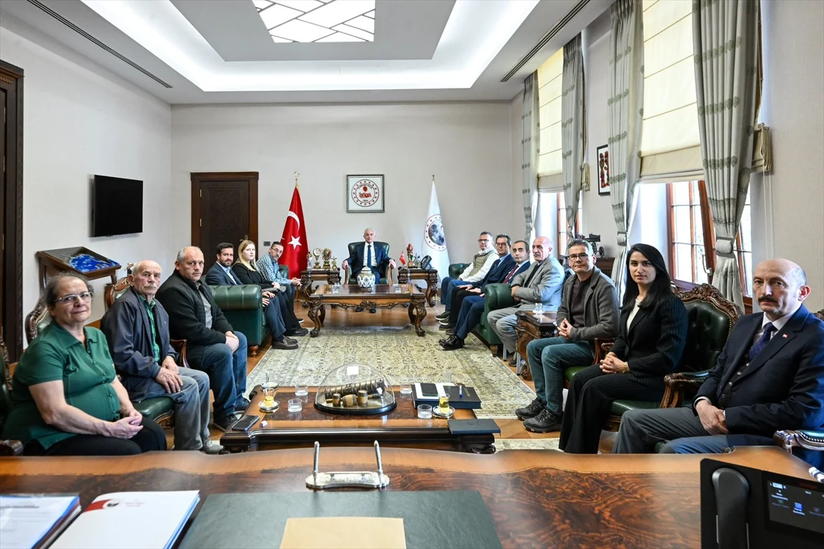 Kırklareli Valisi Turan, Kıbrıs gazisi ve dernek yöneticilerini makamında kabul etti