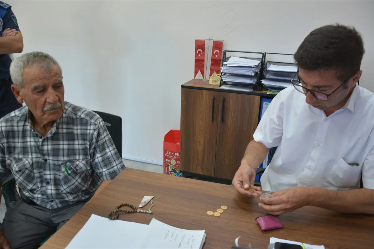 Manisa Demirci'de Kıbrıs gazisi, bulduğu 8 Ata lirasını sahibine teslim etti