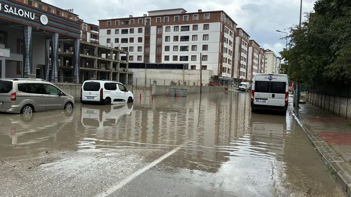 Tekirdağ Çerkezköy'de aniden bastıran sağanak hayatı felç etti: Su yüksekliği yarım metreye ulaştı