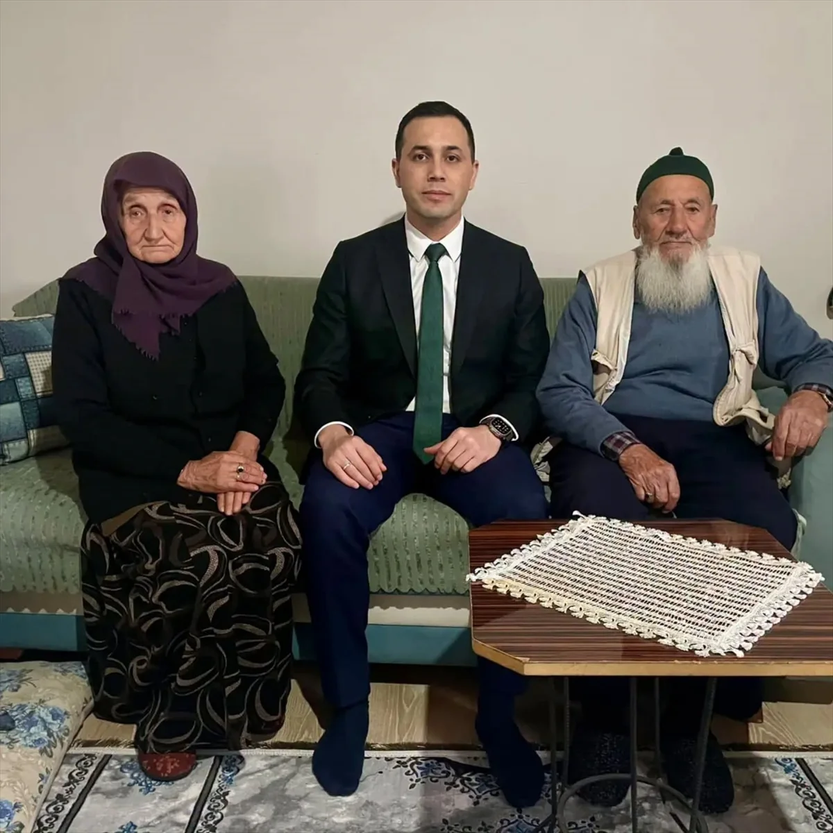 Ulaş Kaymakamı Veli Avcı, yaşlıları evlerinde ziyaret ederek hediye takdim etti