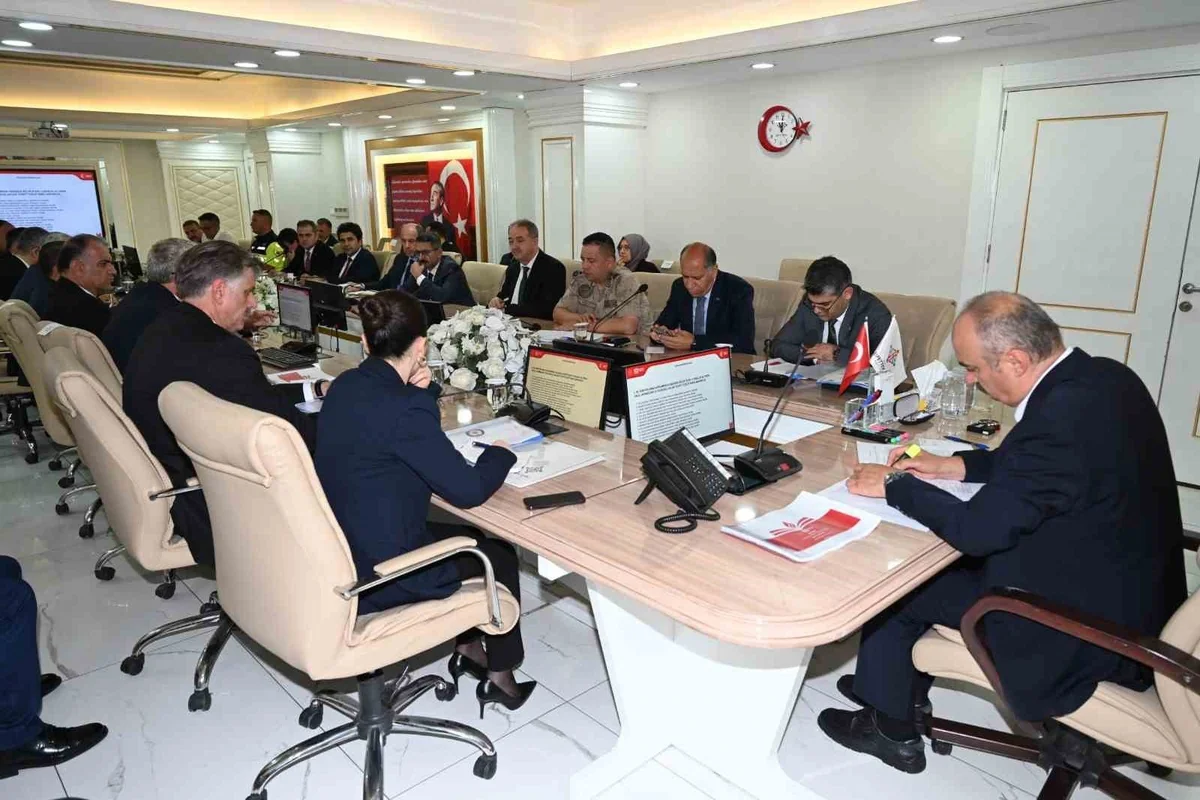 Vali Canalp başkanlığında 2027 eğitim yılı okul güvenliği tedbirleri görüşüldü