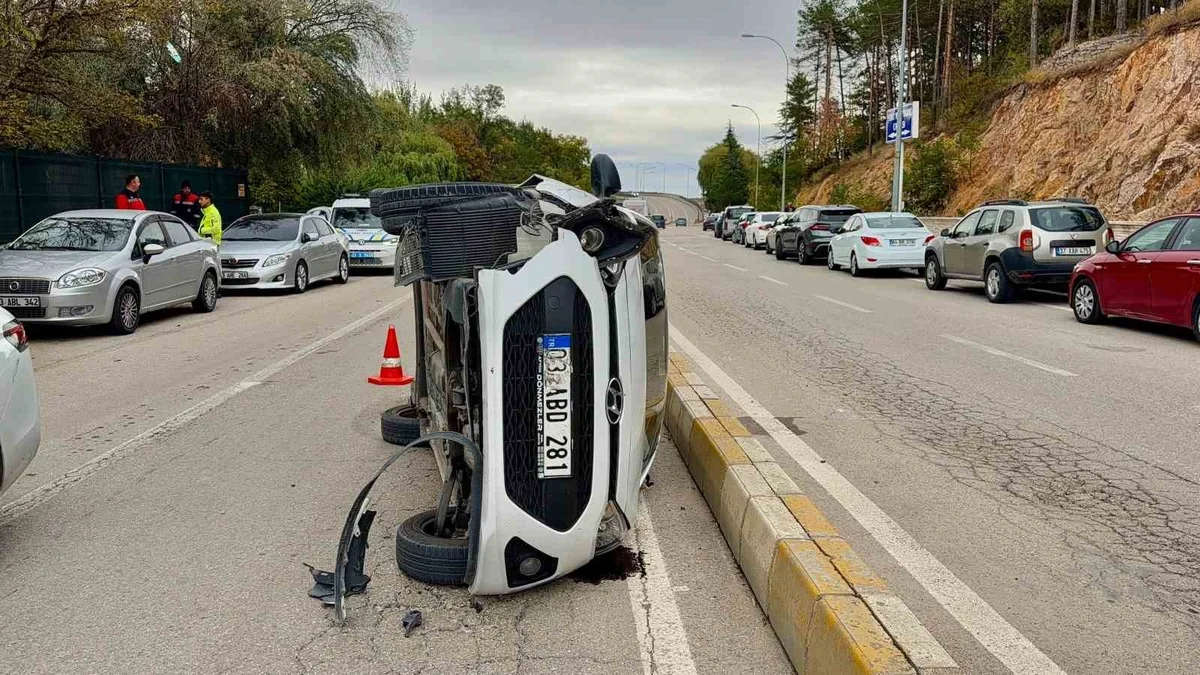 Afyonkarahisar'da iki otomobil çarpıştı, devrilen aracın sürücüsü şans eseri kurtuldu