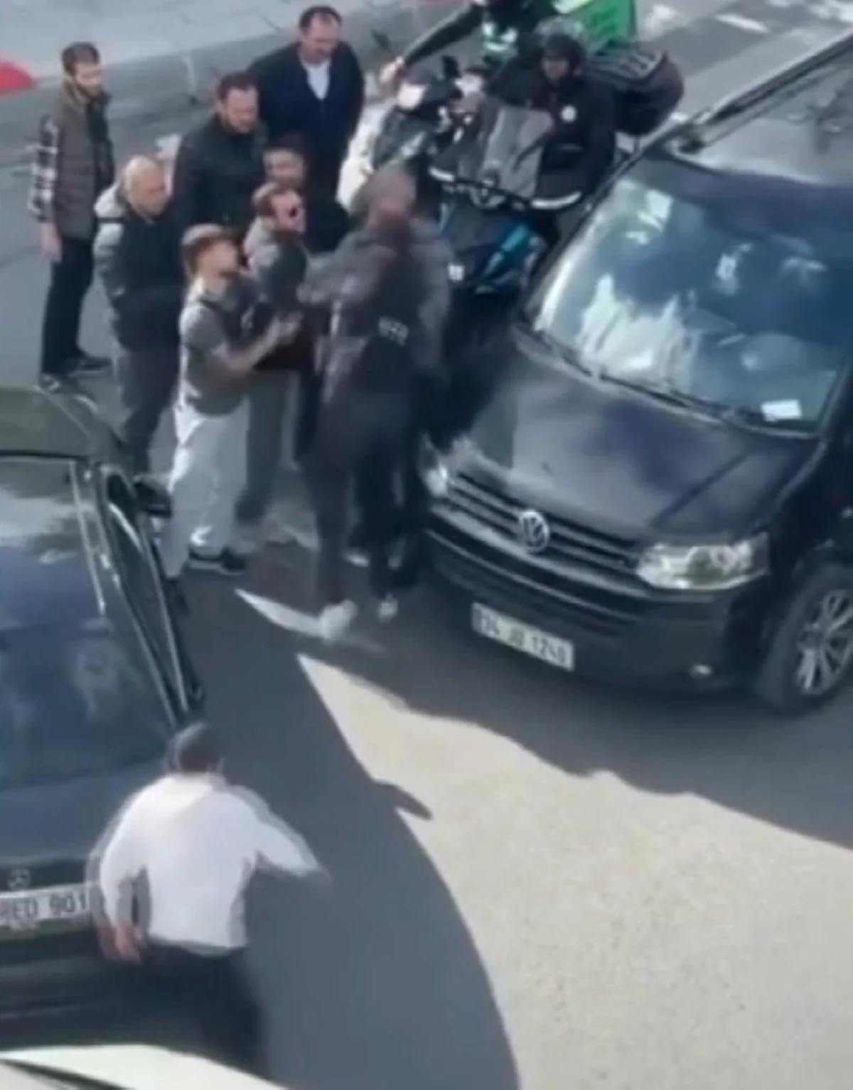 Bayrampaşa'da 2 sürücünün yol verme kavgası cep telefonu kamerasına yansıdı