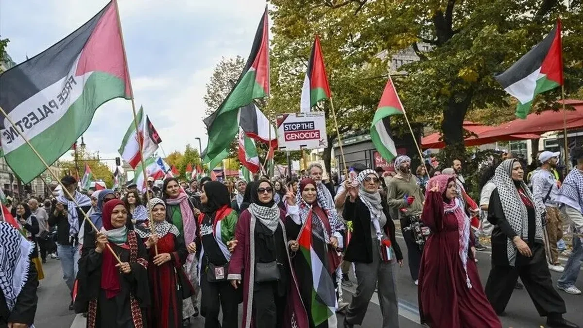 Berlin'de savaşa karşı gösteri yaptı