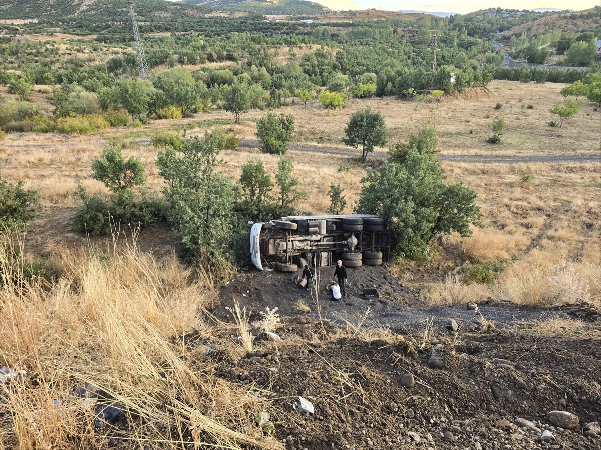 Bingöl'de kamyon Sarıçiçek köyü yolunda devrildi, sürücüsü ağır yaralandı