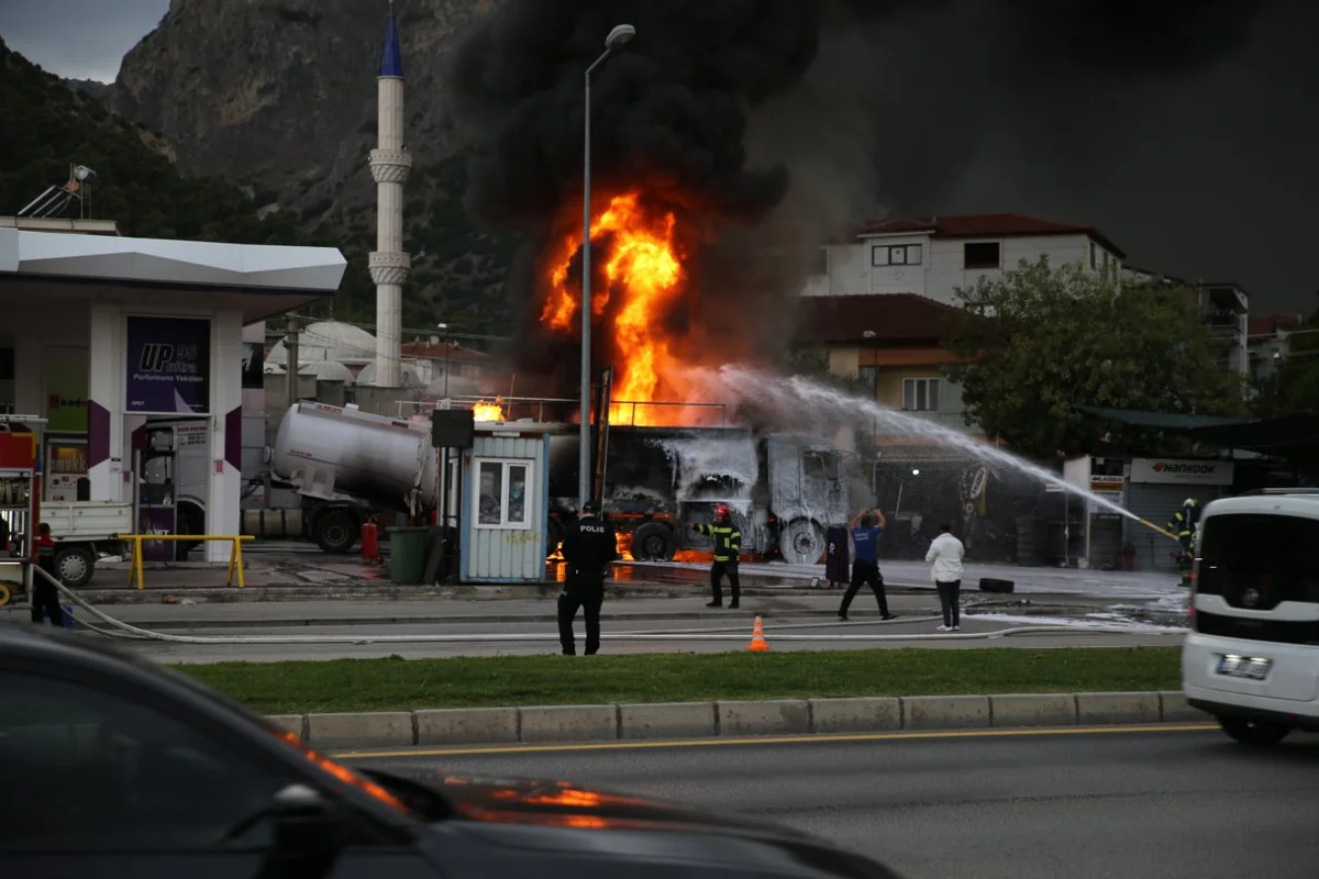 Denizli’de sıcak saatler! Akaryakıt istasyonundaki yakıt tankeri alev alev yanıyor