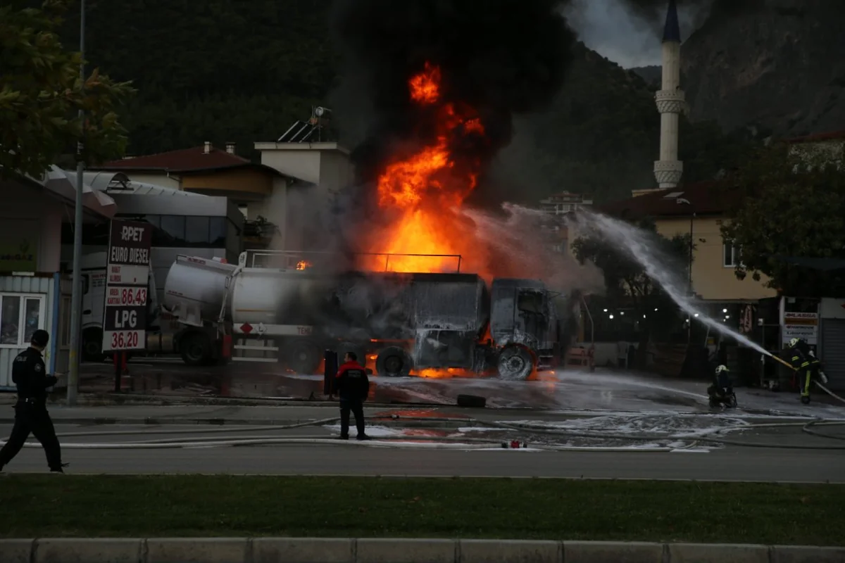 Denizli’de sıcak saatler! Akaryakıt istasyonundaki yakıt tankeri alev alev yanıyor