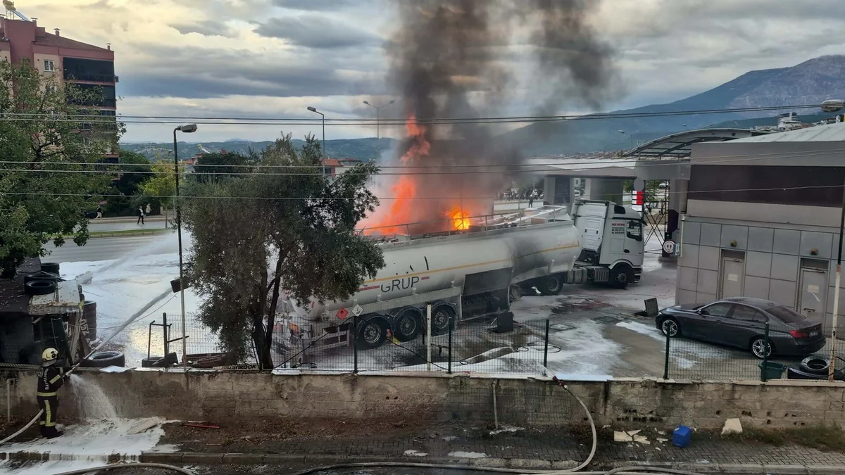 Denizli Pamukkale'de akaryakıt istasyonunda tanker yangını yanındaki tankere sıçradı