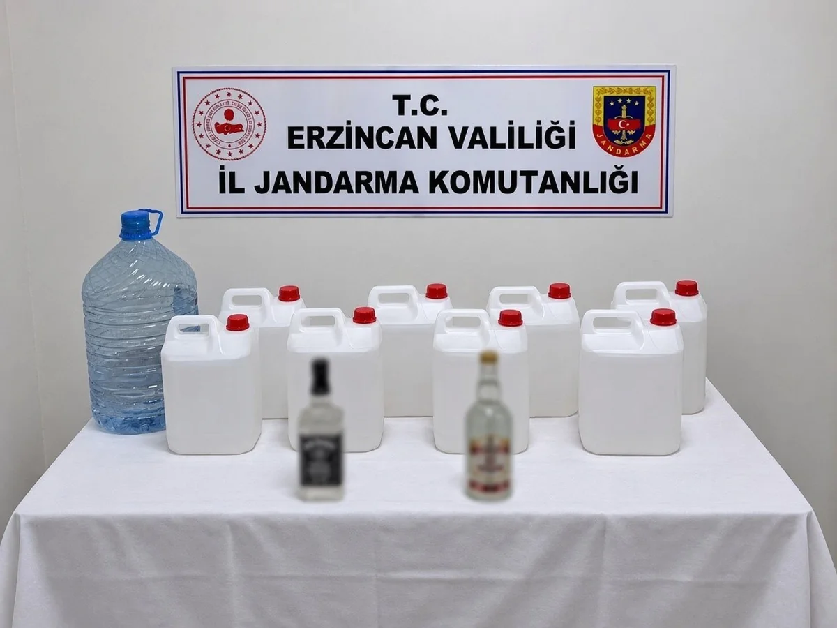 Erzincan Çağlayan'da operasyonda 40 litre etil alkol ile 15 litre sahte rakı bulundu