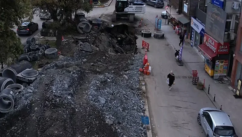 Eyüpsultan Bulvarı'nda altyapı çalışmaları sırasında meydana gelen kısmi göçük havadan görüntülendi - Foto: İHA