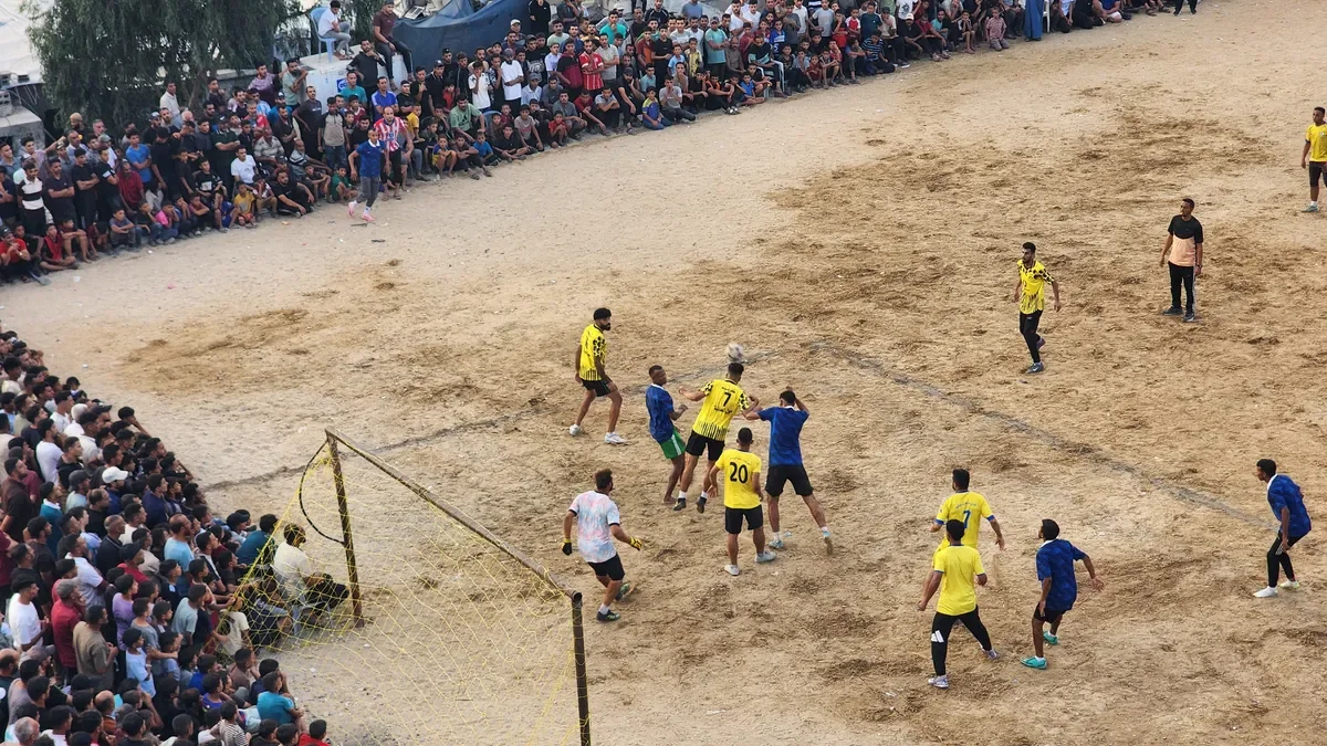 Gazze’de savaşın yıktığı sahaların yerini çadırlar aldı: Yerinden edilen futbolcular dostluk maçı yaptı
