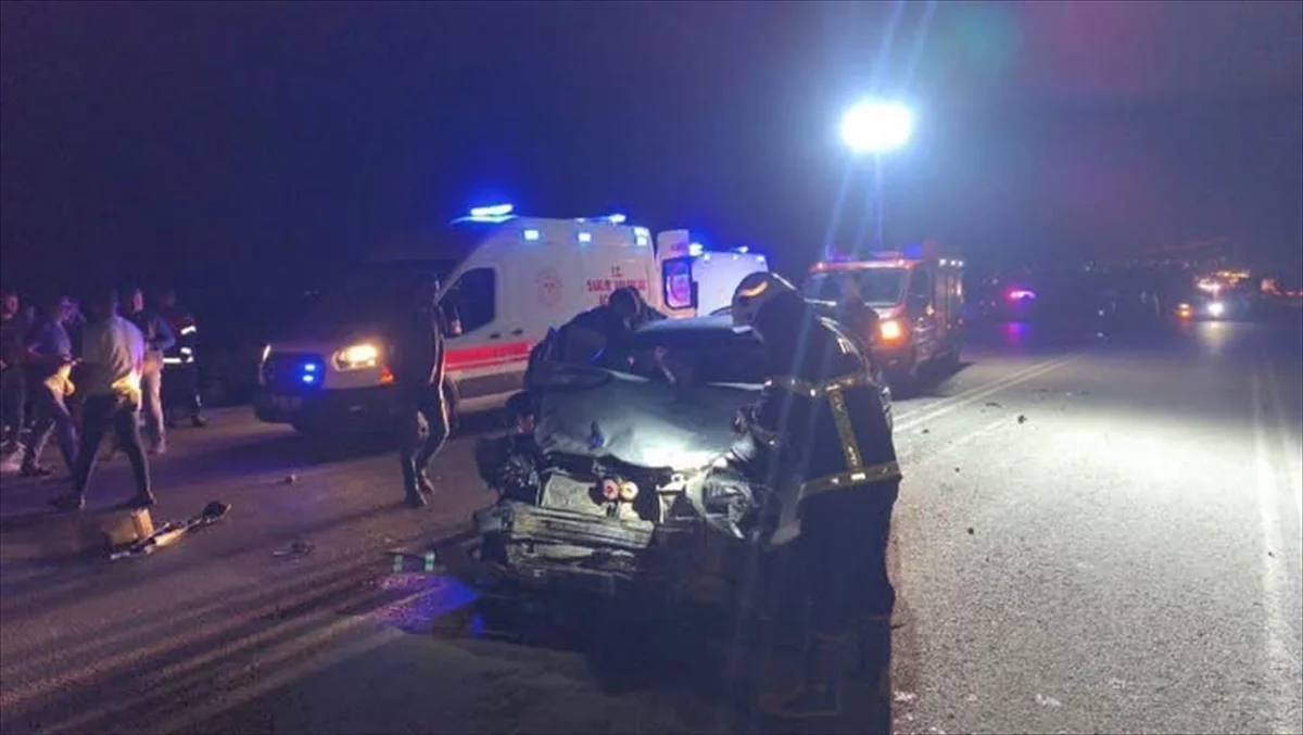 Hatay Kırıkhan'da iki otomobil çarpıştı, kazada 5 kişi yaralandı