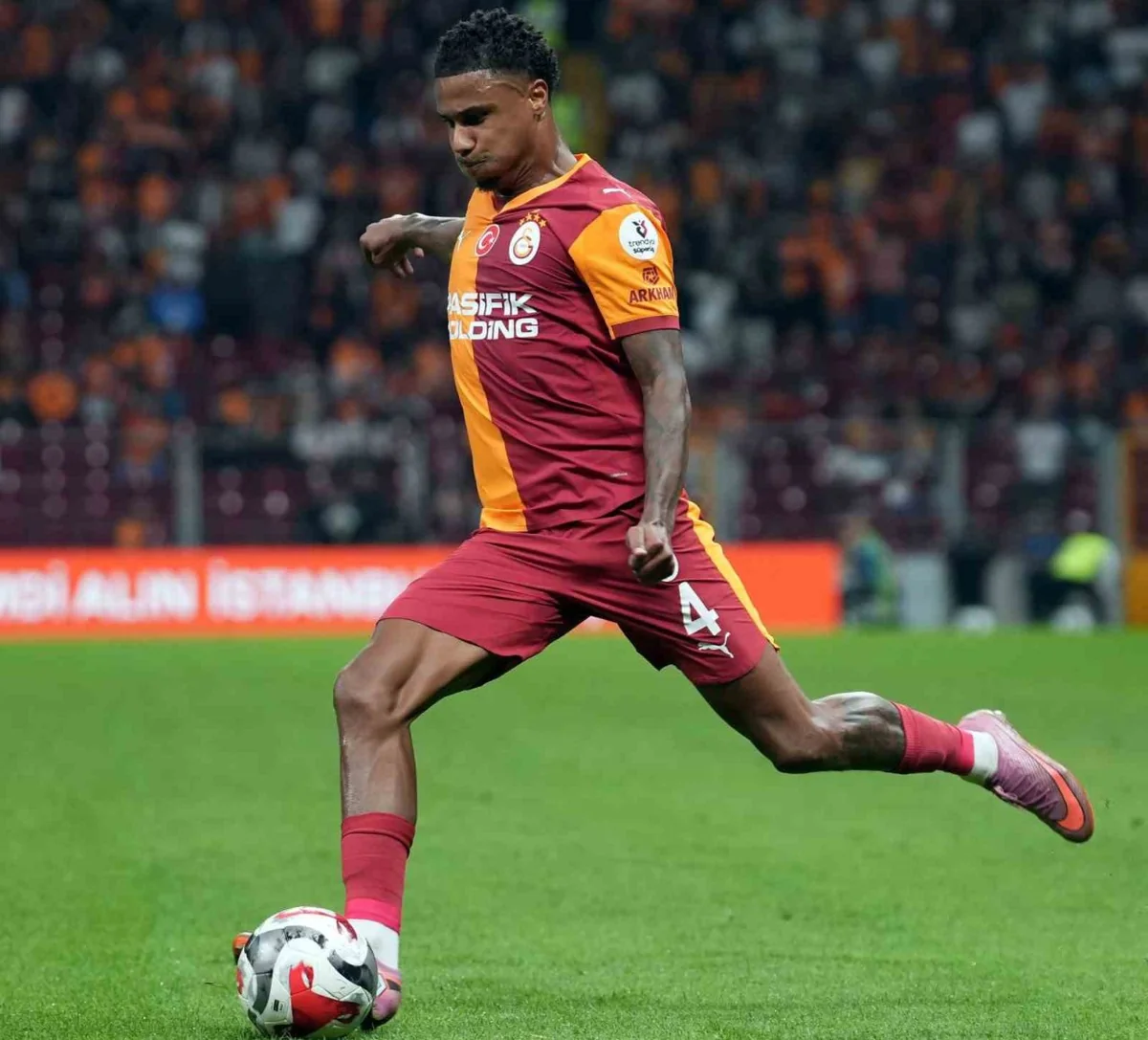 Ismail Jakobs, Galatasaray'da yıllık 2.1 milyon euro garanti ücret kazanıyor.