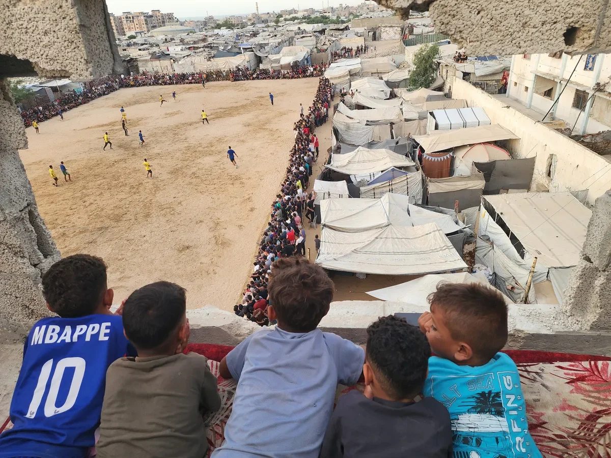 İsrail'in Gazze Şeridi'ne yönelik saldırılarında spor tesislerinin ve stadyumların yıkılması nedeniyle Filistinliler, futbol tutkularını yıkıntılar arasında yaşatmaya çalışıyor. (Foto: AA)
