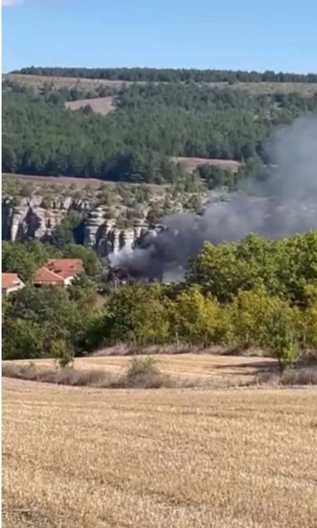 Karabük Safranbolu'da tek katlı evin çatısındaki yangını itfaiye söndürdü