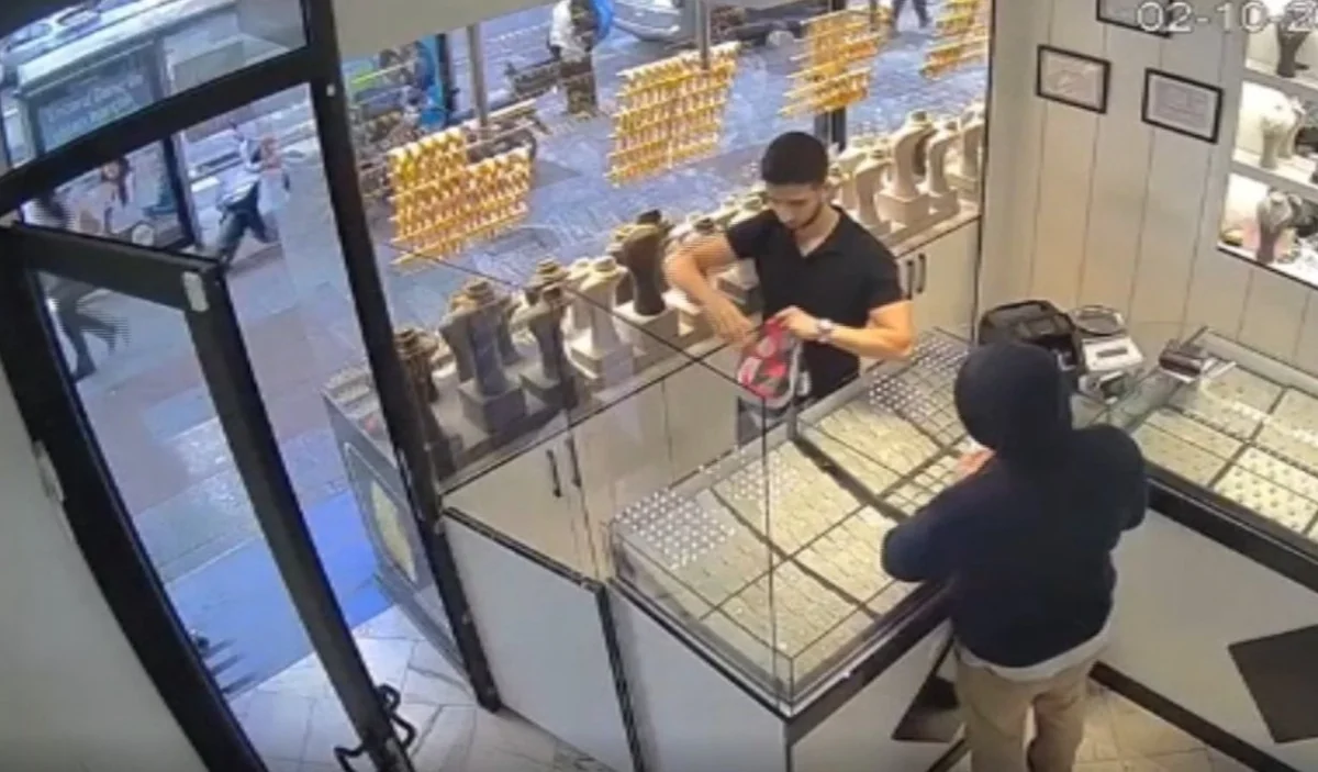 Kuyumcunun soğukkanlılığına dikkat! Hırsızı sahte altınlarla yolladı