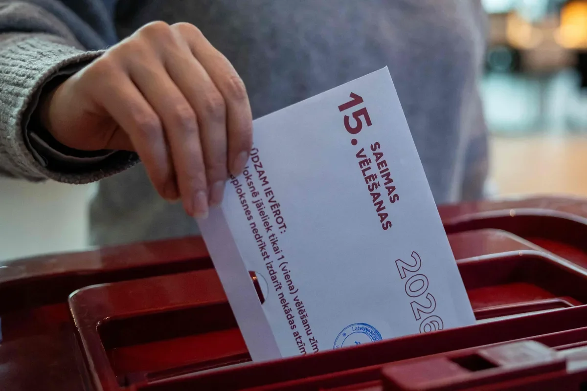 Letonya’daki genel seçimlerde 3 Ekim 2026’da Riga’daki bir sandıkta oyunu sandığa atan seçmen. (Fotoğraf: AFP)