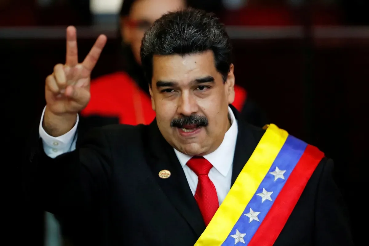 Maduro, 10 Ocak 2019’da Venezuela’nın başkenti Caracas’taki Yüksek Mahkeme’de düzenlenen yemin töreninde devlet başkanlığı kuşağını aldıktan sonra el sallıyor. (Foto: REUTERS)