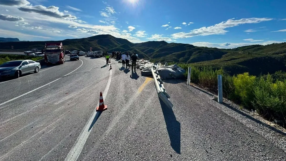 Manavgat'ta feci kaza! Yem yüklü tır şarampole devrildi