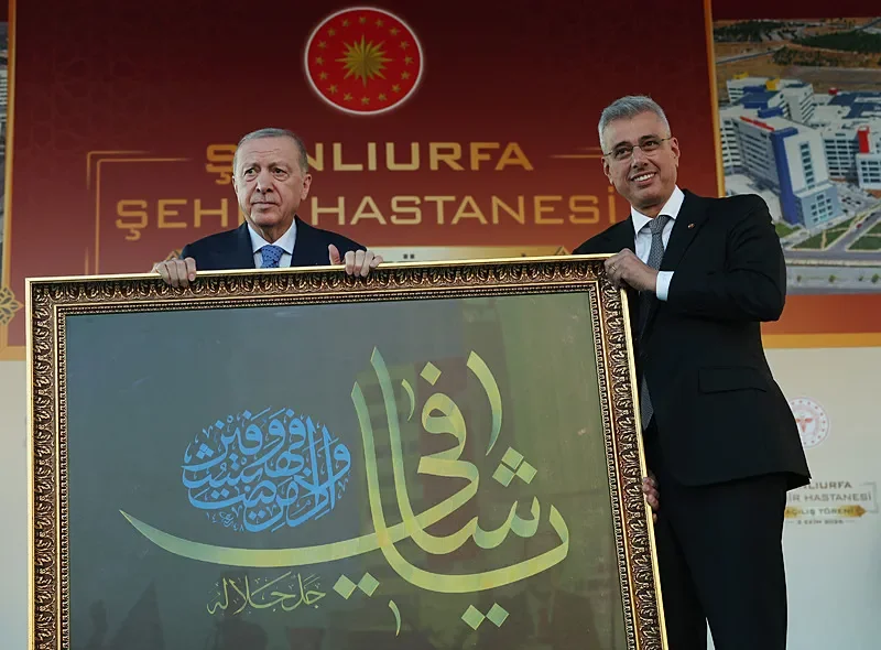Sağlık Bakanı Kemal Memişoğlu, Başkan Erdoğan'a günün anısına tablo takdim etti. (Foto: AA)